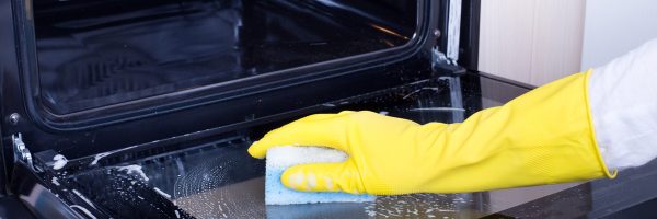 cleaning_an_oven_at_home